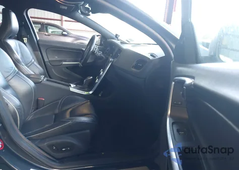 2015 Volvo V60 T6 R-Design Platinum из США, поврежденный, VIN YV1902SS9F1243417